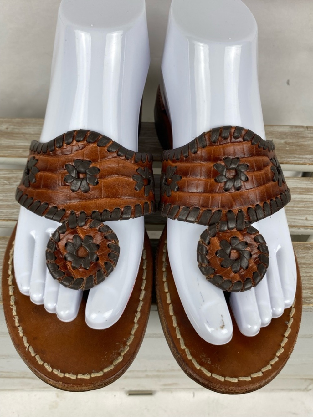 Jack Rogers Navajo flat sandals in a brown crocodile-embossed leather finish 7M - Picture 4 of 15